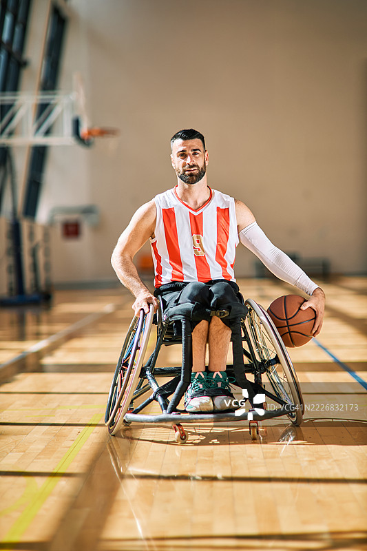 微笑的多元化轮椅篮球运动员肖像，正看着镜头图片素材