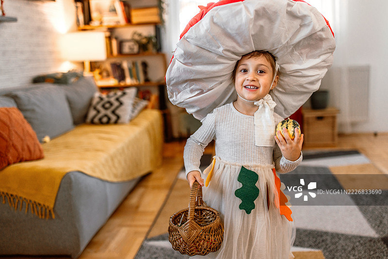 小女孩在等待“不给糖就捣蛋”活动图片素材