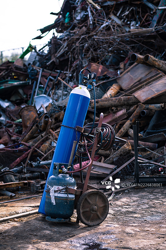 废金属场中的工业氧气和丙烷罐图片素材