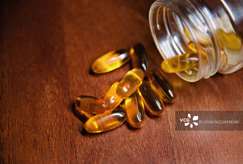 黄色胶囊形式的Omega 3，身体补充剂，装有鱼油胶囊的瓶子，巴西图片素材