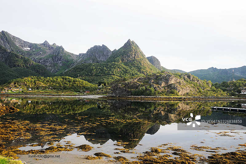 洛弗敦群岛 - 海面上的倒影，挪威图片素材