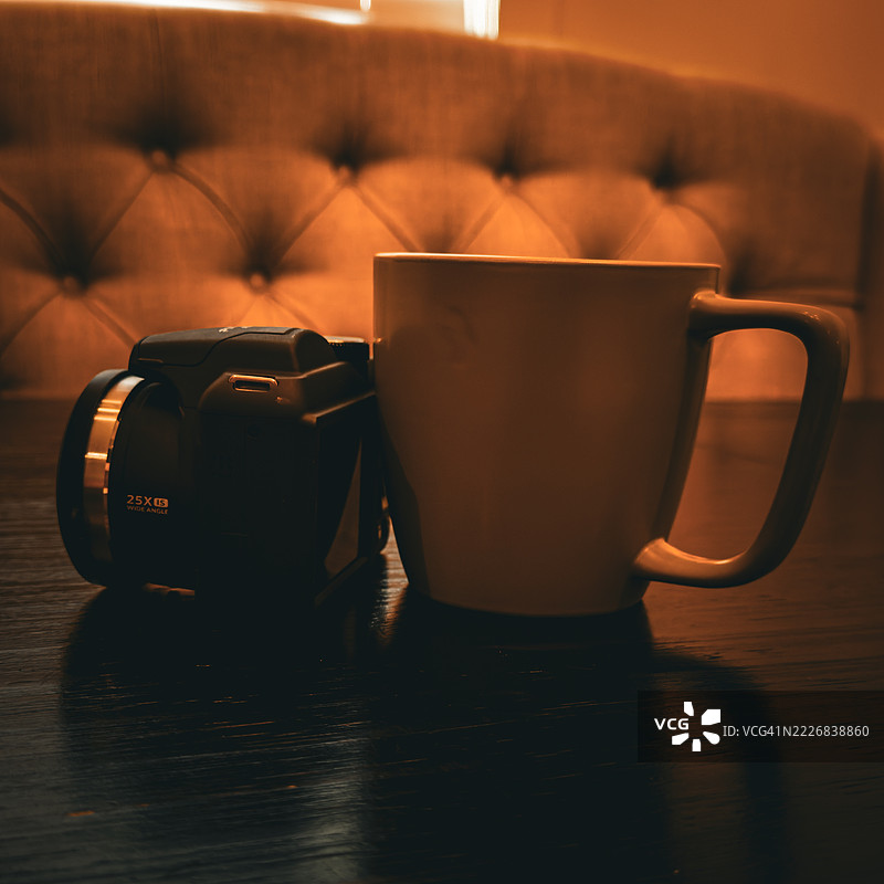 静物摄影：相机与咖啡，捕捉宁静时刻，南卡罗来纳州希尔顿头岛，美国图片素材