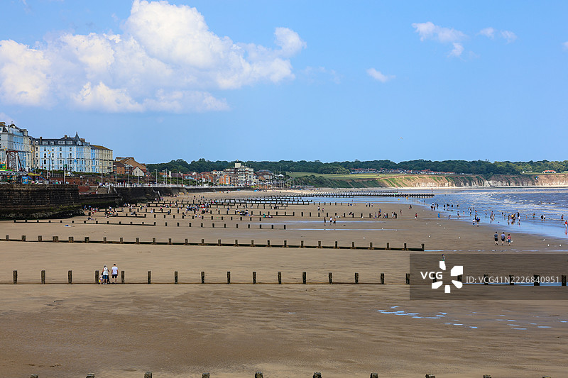 从高处俯瞰英国布里德灵顿海滩上的人们图片素材