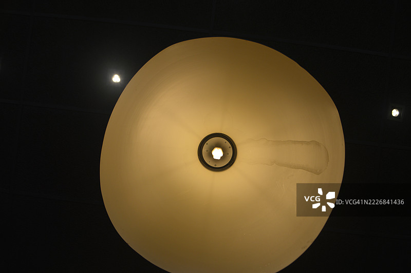 从低角度看，悬挂在天花板上的照明吊灯，沙特阿拉伯吉达，麦加省图片素材