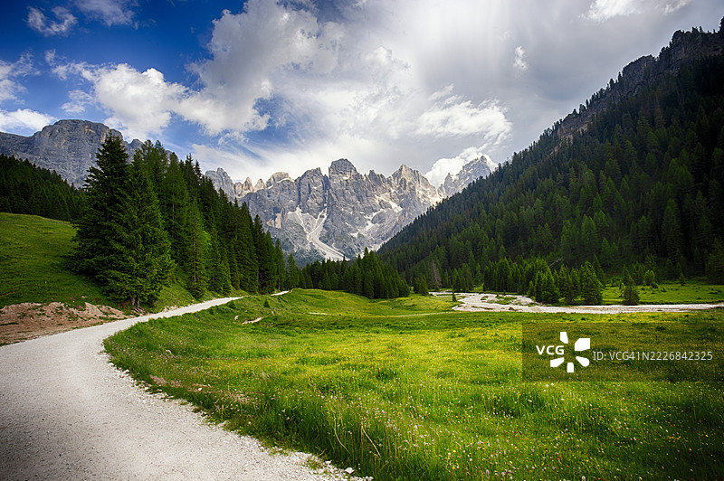 意大利佩达佐的天空下风景如画的景观图片素材