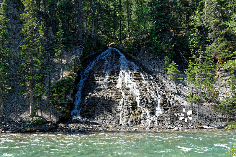 瀑布倾泻入马林河，加拿大阿尔伯塔省贾斯珀图片素材