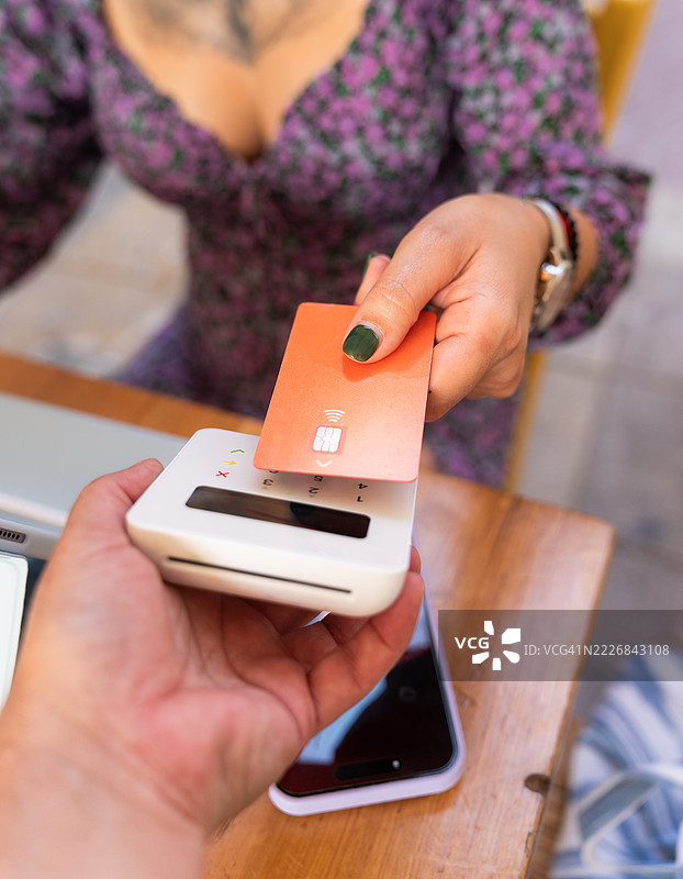 女性使用非接触式信用卡付款图片素材