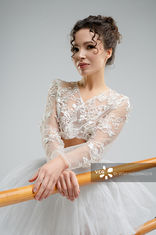 优雅的芭蕾舞者在宁静的工作室环境中展现出优雅与美丽图片素材
