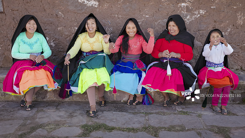 一群女性在秘鲁的的的喀喀湖塔基莱岛上手工纺羊毛图片素材