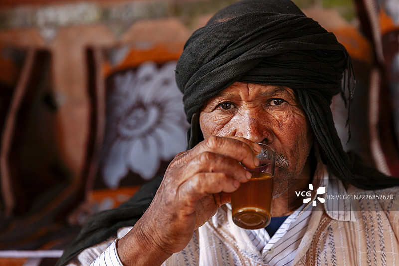 摩洛哥男子正在准备和饮用摩洛哥薄荷茶。图片素材