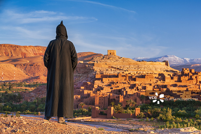 摩洛哥男子凝视阿伊特·本哈杜。图片素材