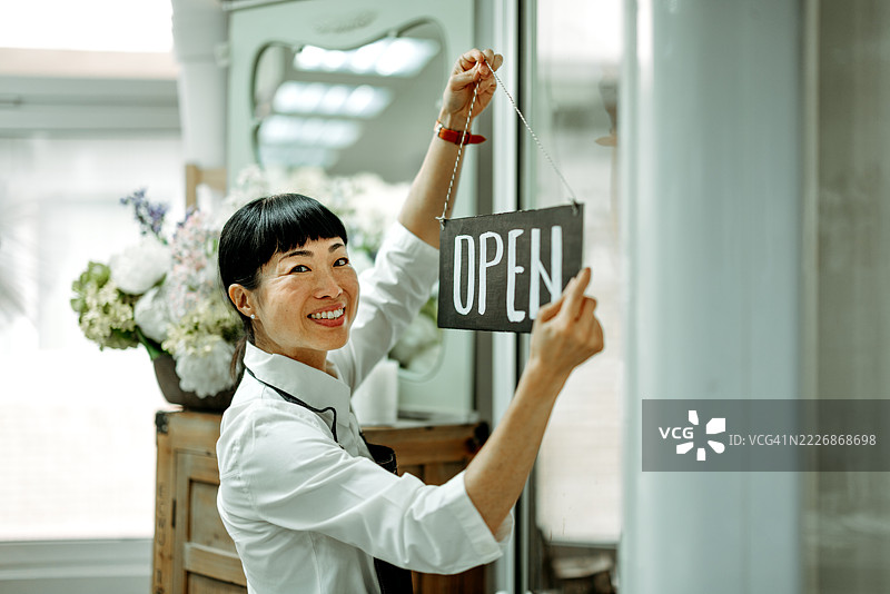 亚洲女性花店老板，开始她的营业一天图片素材