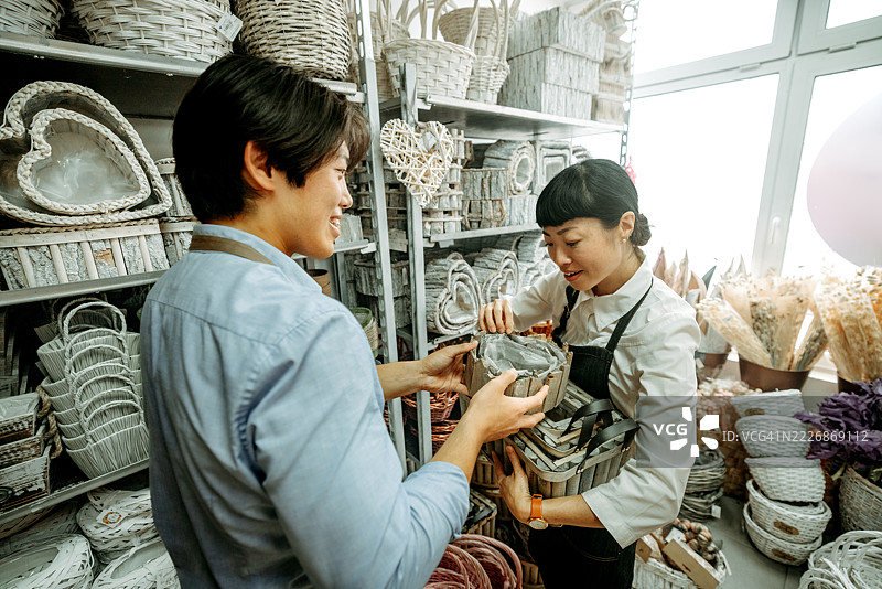 花店团队合作：检查花篮用品图片素材