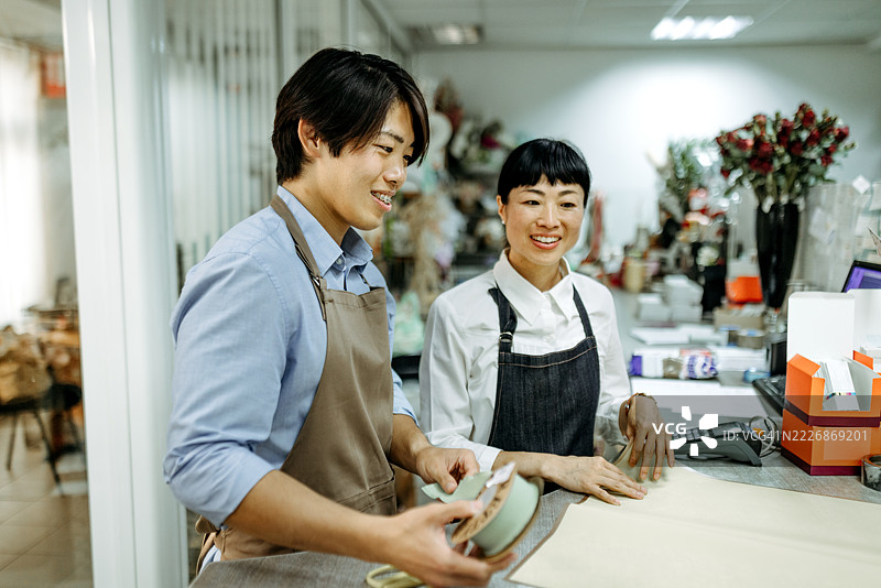 两位同事在商店里一起工作图片素材