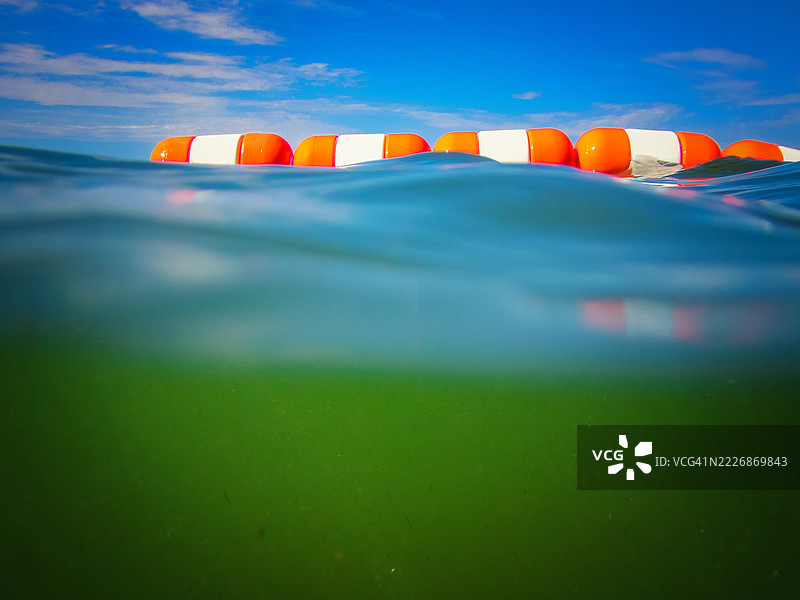 浮标游泳线图片素材