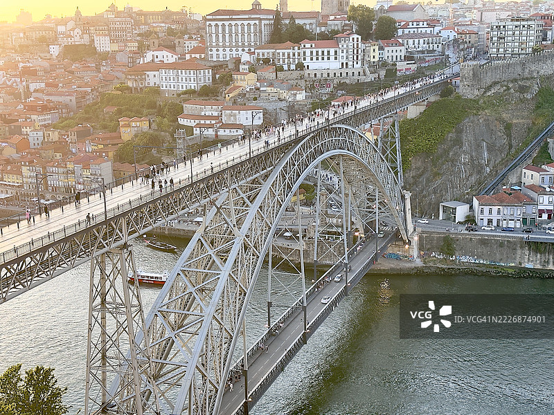 在日落时分的路易斯一世大桥，标志性的双层铁桥横跨波尔图的杜罗河图片素材