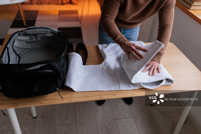男子在训练前折叠和服图片素材