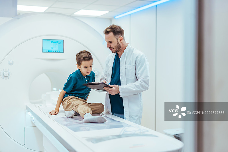 现代医院中医生为儿童影像检查讲解程序的场景图片素材