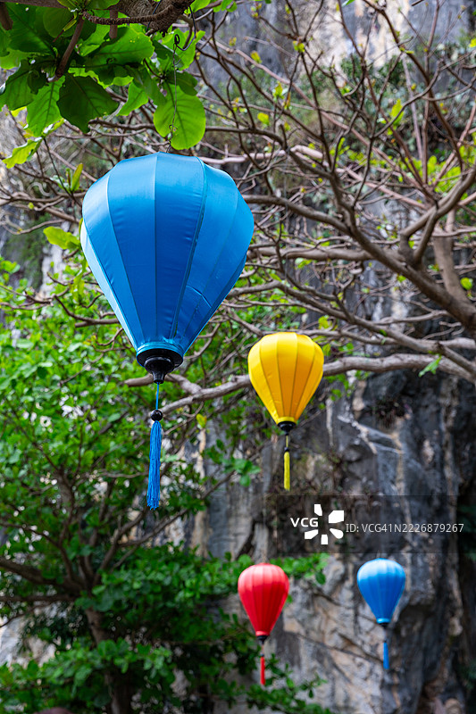在五行山的安普洞入口处的灯笼图片素材