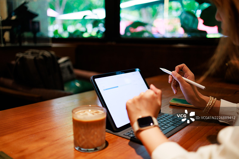 女性使用笔记本电脑的特写镜头图片素材