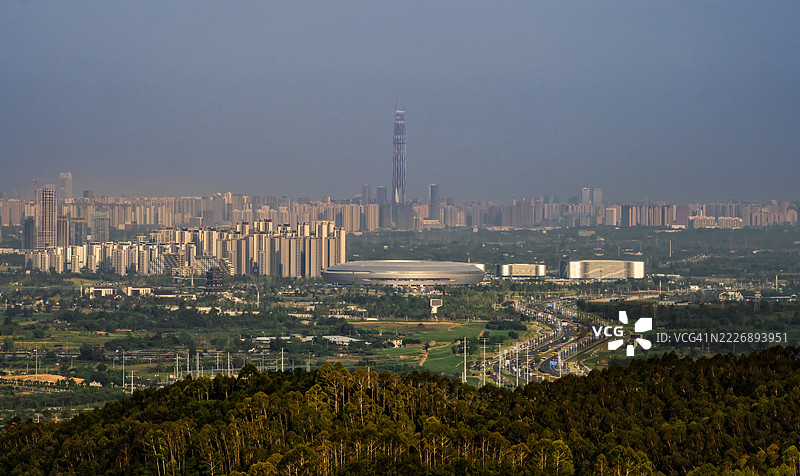 俯瞰成都最高建筑和大学生运动会场馆图片素材