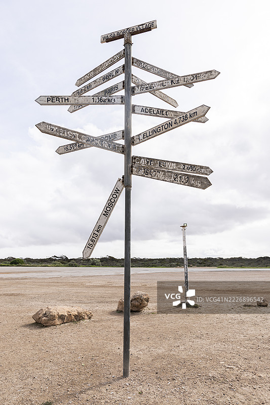 旧的距离标志图片素材