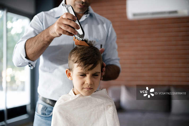 男孩在家理发图片素材