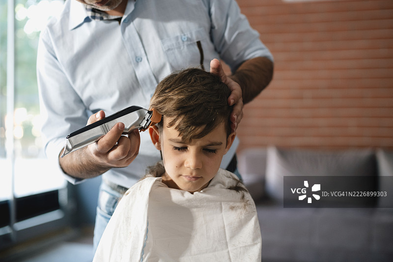 男孩在家理发图片素材