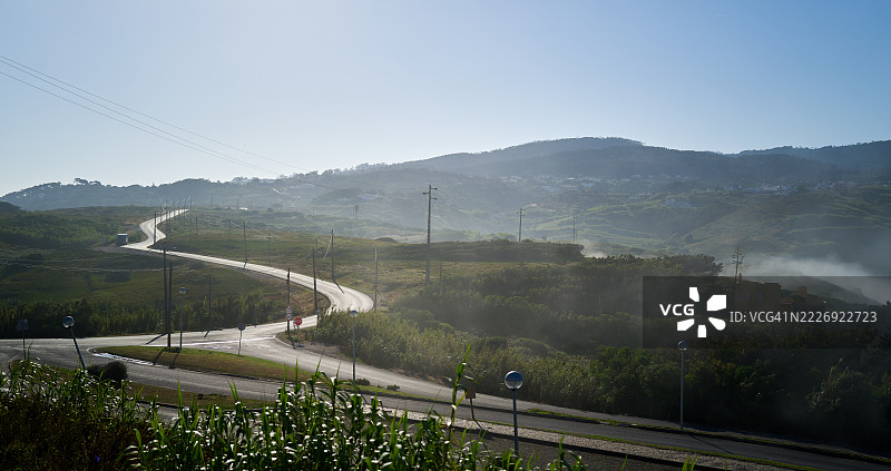 日出时的弯曲道路图片素材