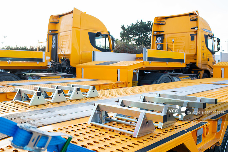 折叠式装载坡道，镀锌钢材，防滑设计图片素材