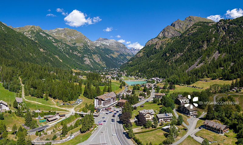 意大利奥斯塔谷的格雷索内-圣让俯瞰景观图片素材