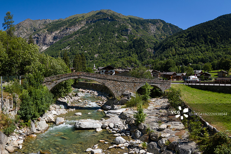 一座桥横跨意大利奥斯塔谷的利斯河溪流，名为加比。图片素材