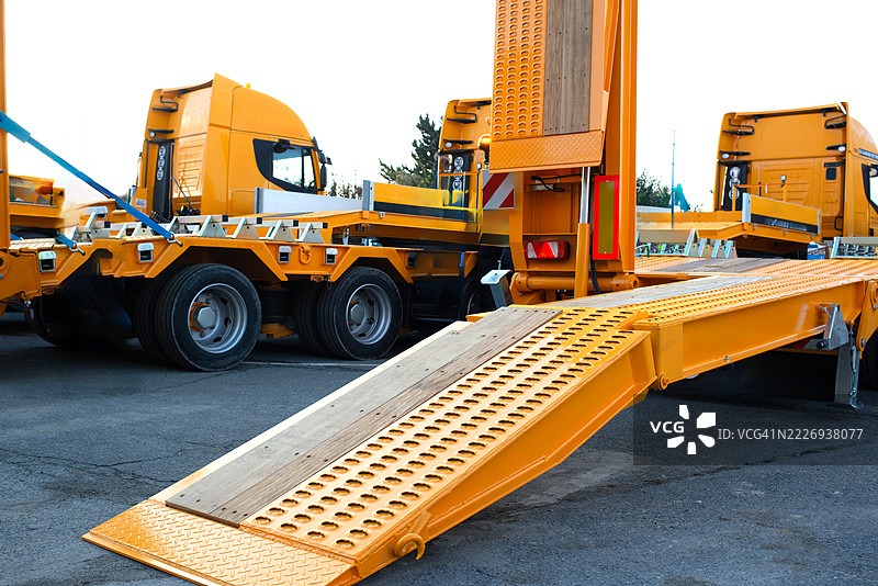 折叠式装载坡道，镀锌钢材，防滑设计图片素材