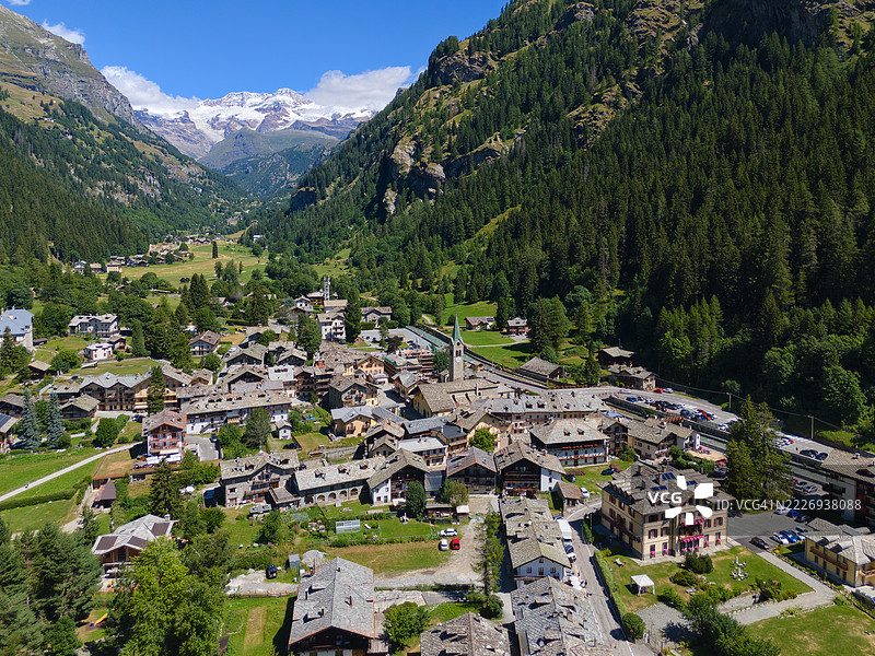 意大利奥斯塔谷的格雷索内-圣让的俯瞰景观图片素材