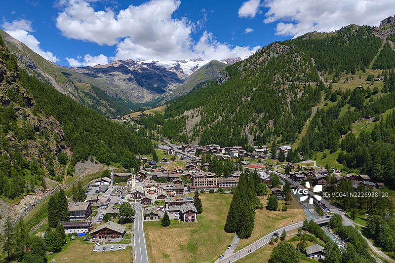 意大利奥斯塔谷的小村庄塔切的鸟瞰图图片素材