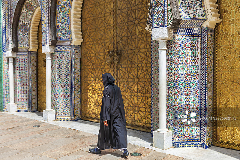 摩洛哥男子在菲斯皇家宫殿前行走图片素材