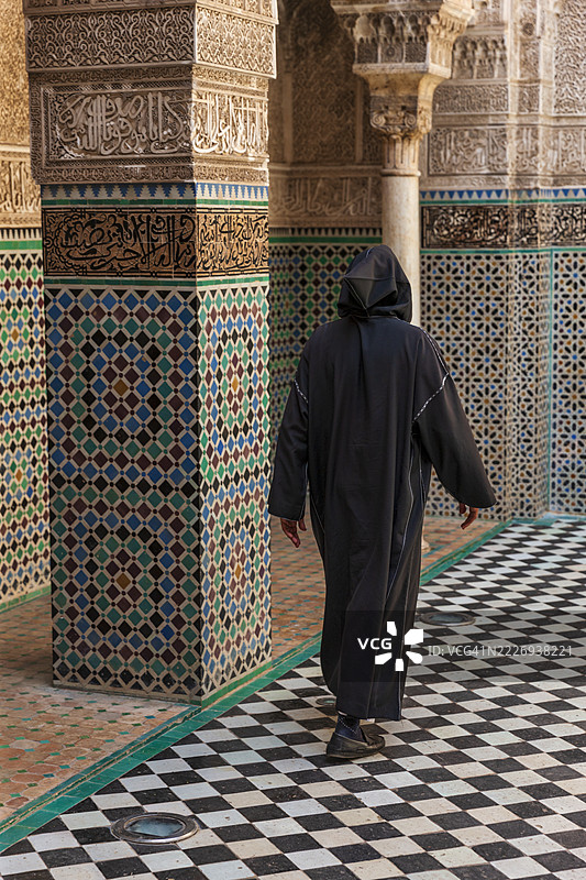 摩洛哥男子在摩洛哥费斯的阿塔林学院内行走图片素材