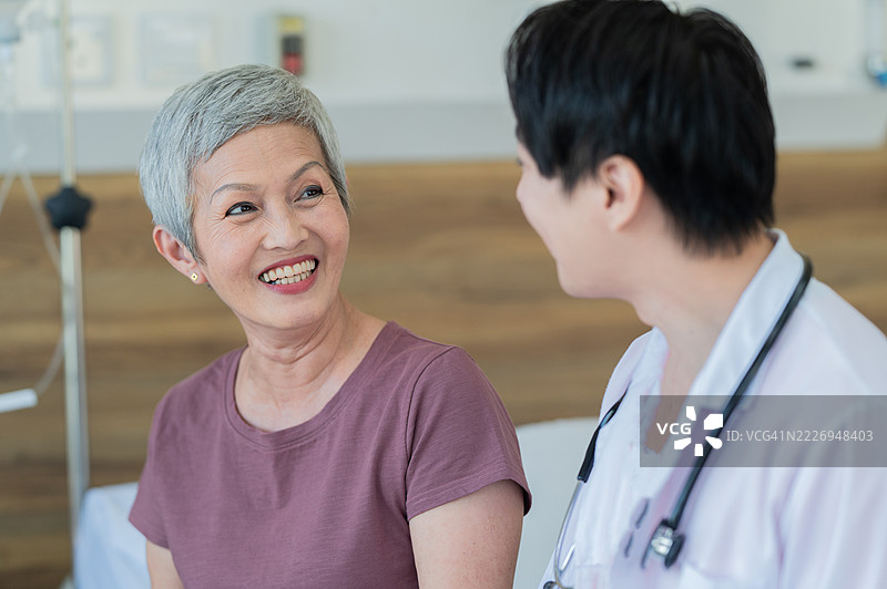 患者与医生之间的幸福好消息康复的库存照片图片素材