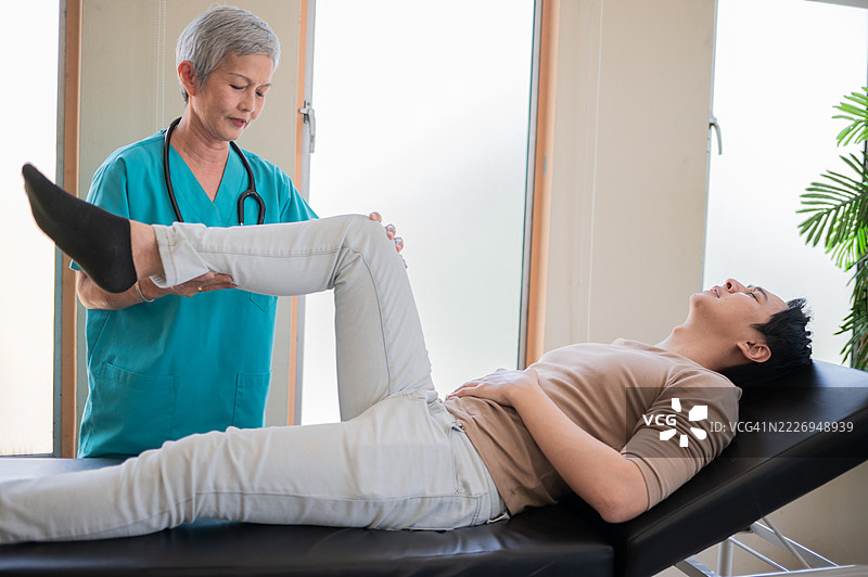 诊所内身体疼痛治疗的库存照片图片素材