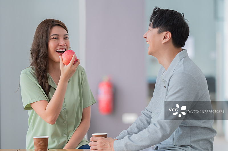 中年中国夫妇在家健康饮食，交流增进感情的照片图片素材