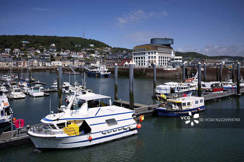 船只，港口，码头，博物馆 Musée des Pêcheries 后方的 Avant-Port，法国诺曼底滨海塞纳省费康市图片素材