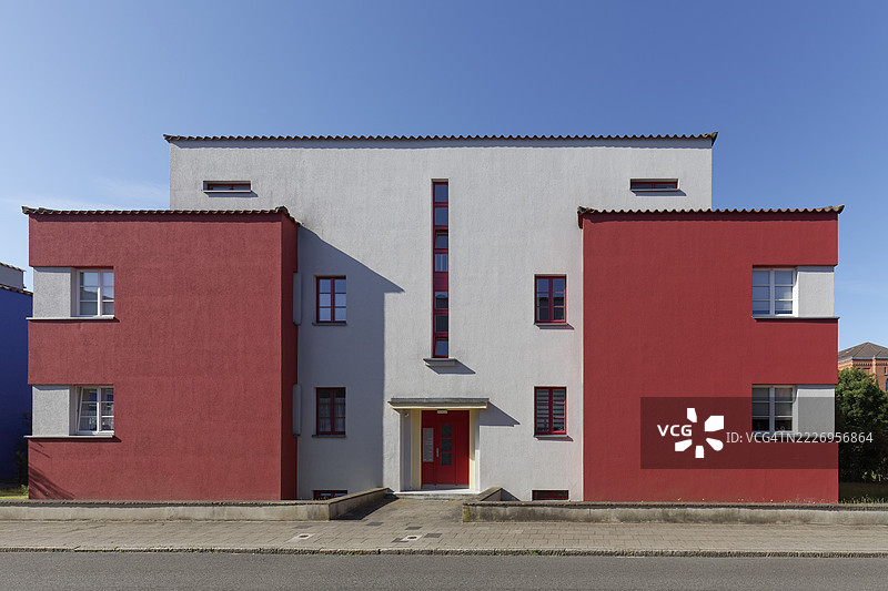 1925年的现代平顶房屋,立方体设计,红色外立面,包豪斯建筑风格,建筑师奥托·海斯勒,德国下萨克森州切尔。图片素材