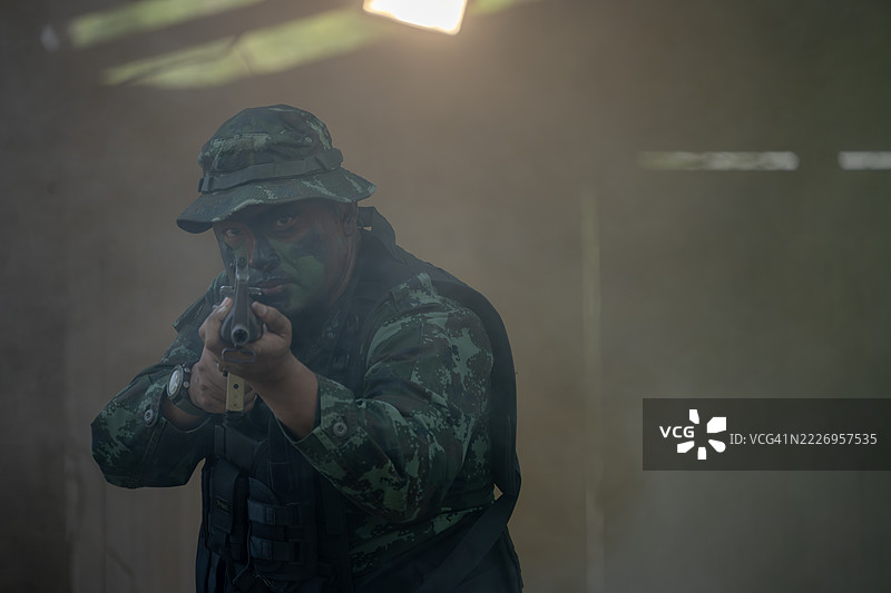 军队士兵进行战术突击训练演习图片素材