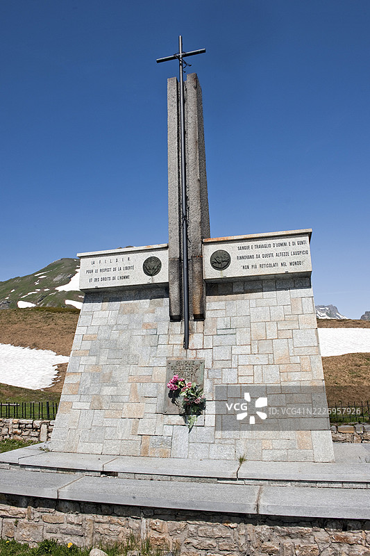 为二战期间被德军占领者遣送至集中营的法国和意大利人民在阿尔卑斯山口小圣伯纳山口旁设立的纪念碑，内有来自纳茨维勒-斯特鲁特霍夫集中营的骨灰瓮图片素材