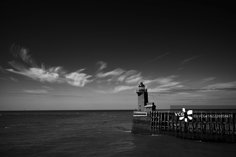 海洋，南码头灯塔，黑白，港口入口，码头，费坎，诺曼底，塞纳-马恩，法国图片素材