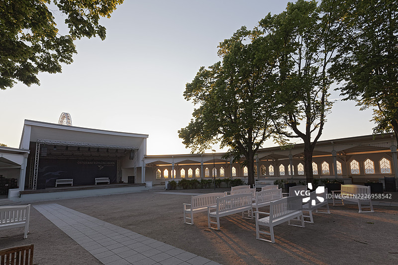 库尔伦斯博恩西部音乐会花园,1928年风格的建筑,傍晚的光线,波罗的海度假胜地库尔伦斯博恩,波罗的海,梅克伦堡-前波美拉尼亚,德国图片素材