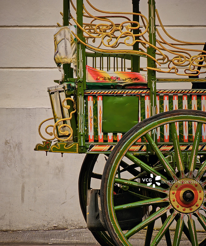 一辆色彩斑斓的传统菲律宾马车（kalesa）的特写视图。图片素材