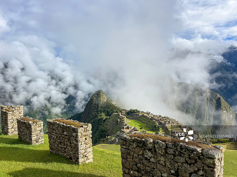 晨雾中的马丘比丘古遗址图片素材