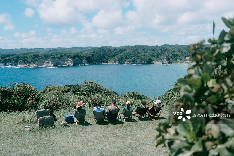 人们在日本千叶县的乌巴拉山上欣赏海岸风光图片素材
