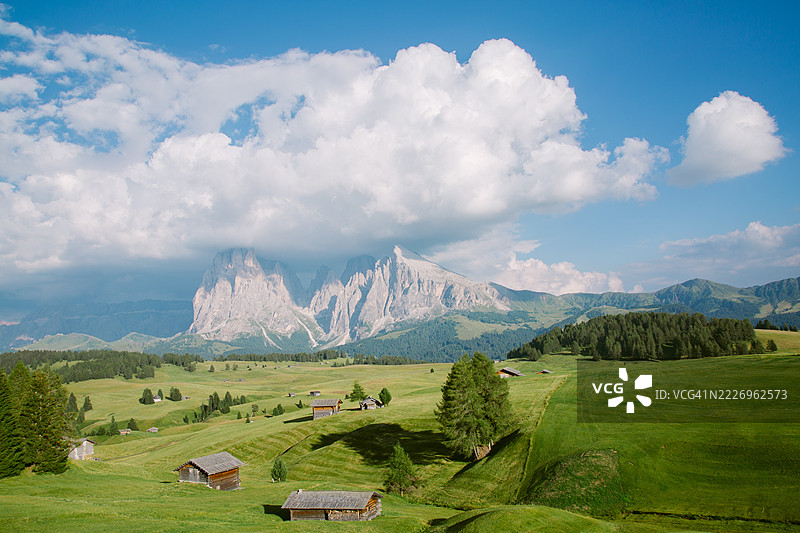 多洛米蒂山脉的风景，草地、山脉和蓝天下的木屋。西乌西图片素材